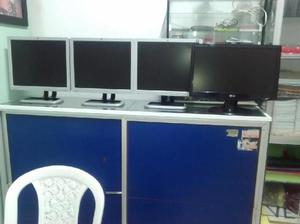 3 monitores HP L1710 de 17 pulgadas cuadrados y un LG