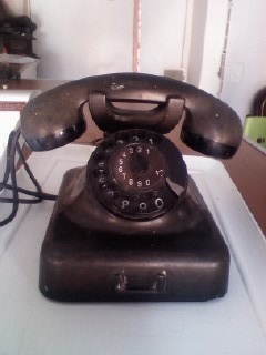 Antiguo Teléfono En Vaquelita De Mesa