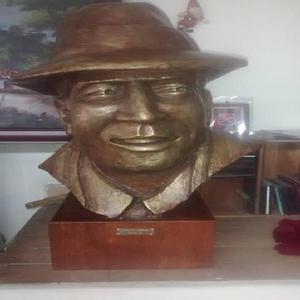 Escultura en bronce del artista CARLOS GARDEL - Medellín