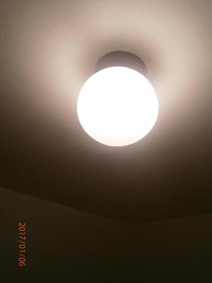 Lámpara de techo o pared iluminada y sin iluminar. Para
