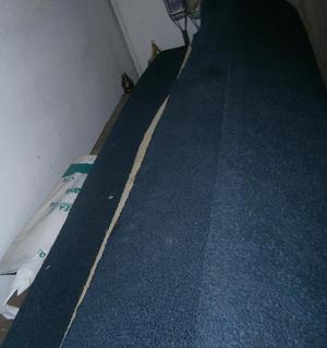 Super alfombra inmensa color azúl conforme a la foto es de
