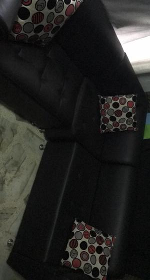 Vendo Juego de Sala Sofas Negros con Almuedillas, Mesita