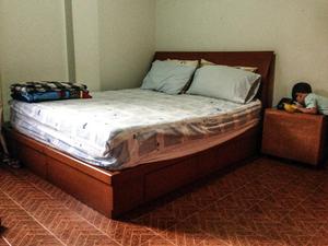 cama queen en madera con 4 cajones y su colchon