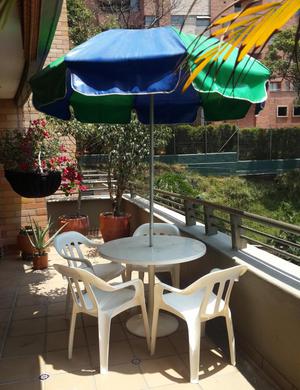 Mesa, parasol y sillas para terraza o finca