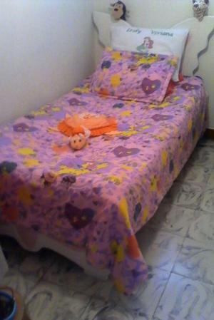 Se vende cama para niña con forma de mariposa