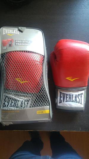 Vendo Saco de Boxeo de 100 Libras Nuevo, con Guantes