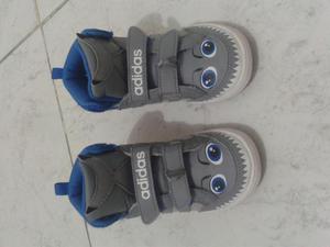 Vendo zapatillas Adidas tiburon de bebe 24