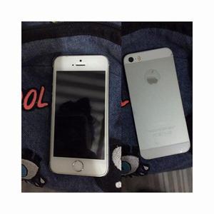 iPhone 5s con accesorios originales.