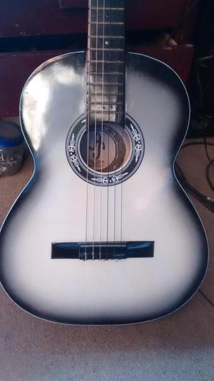 VENDO GUITARRA EN CEDRO SOMBREADA, EN BUEN ESTADO, CON