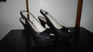Hermosos zapatos negros de Tacón