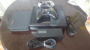 Xbox 360 Super Slim con 2 Controles