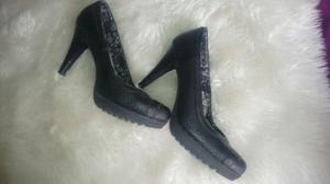 Zapatos de tacón negro