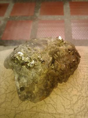 piedra de cuarzo ahumado con piritas en bruto