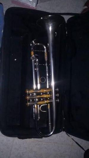 Vendo trompeta Prelude París niquelada con boquilla Yamaha