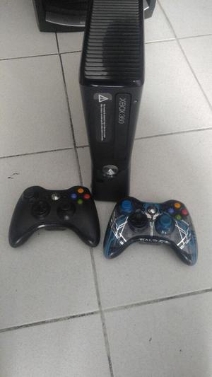 Xbox 360 con 2 Controles Originales 1 Version Halo4 Disco