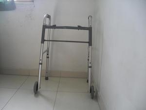 Perfecto estado vendo caminador de ruedas para adulto,