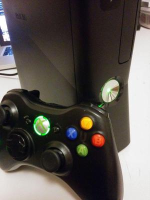 Xbox 360 Slim usada con un control