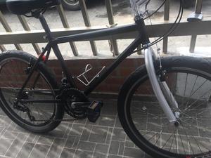 Bicicleta negra de cambios recién montada nueva