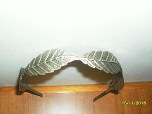 Balaca metálica en forma de hojas