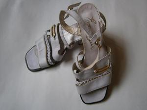 Sandalias blancas con tacón