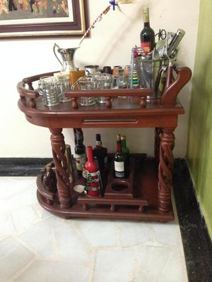 Hermosa mesa en madera para bebidas