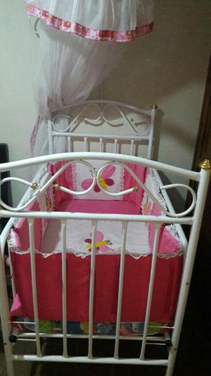 Cuna para Niña en Buen Estado. Toldillo