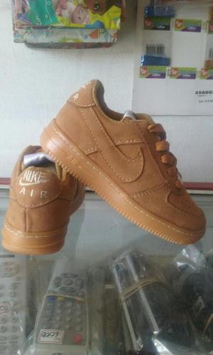 Par de Zapatos para Niño Nuevos Talla 27