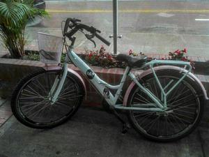 Bicicleta Vintage con Canasta