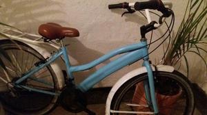 Vendo bicicleta en muy buen estado de color azul cielo