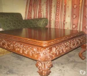 Se vende mesa en madera tallada