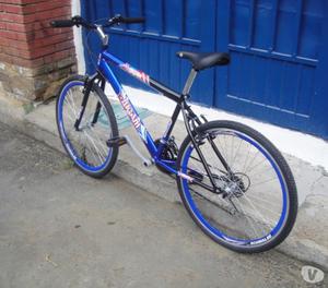 VENDO BICICLETA TIPO TODO TERRENO COLOR AZUL. PERFECTA