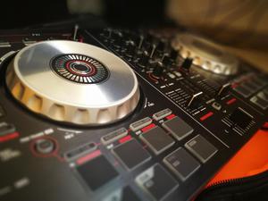 CONTROLADOR DJ PIONEER DDJ SB2 10 DE 10 INCLUYE MALETIN