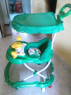 CAMINADOR PARA BEBE Color verde, con sombrilla