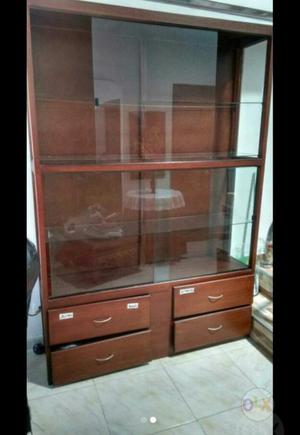 Se vende vitrina en madera