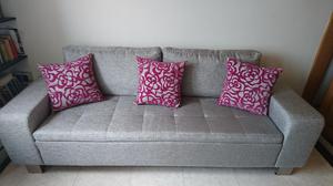 Sofa Gris con Tres Cojines