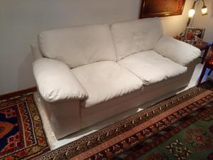 Sofa blanco de tres puestos