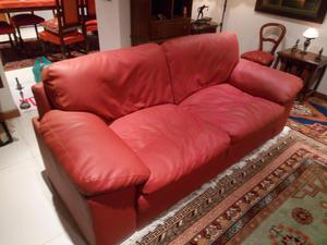 Sofa rojo de tres puestos