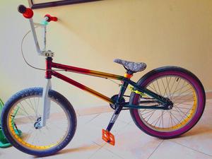 Bicicleta BMX estilo rastafari