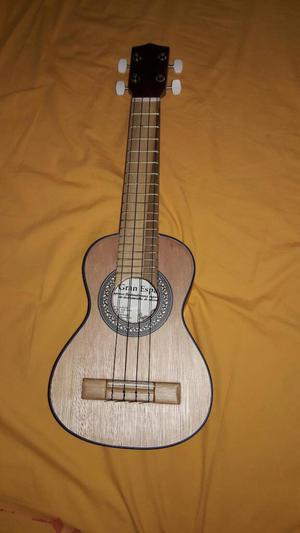 Ukelele en Cedro