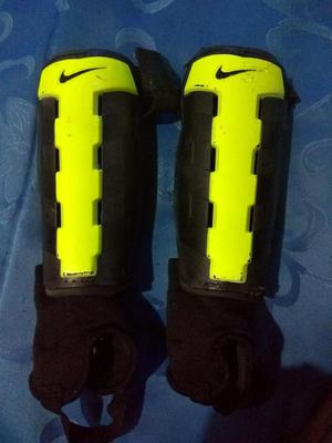 Canilleras Nike