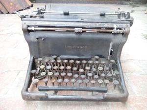 Se vende esta maquina antigua de escribir marca UNDERWOOD