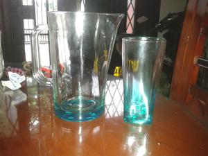 jarra con vasos de vidrio