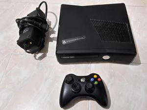 Consola xbox 360 slim 4GB y un control