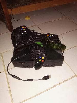 Vendo Xbox Caja Negra con 3 Controles