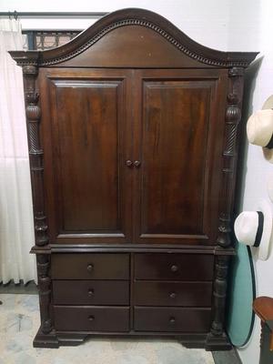 Se vende mueble en fina madera de comino.