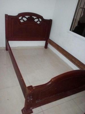 VENDO CAMA EN MADERA DE ROBLE BUEN ESTADO