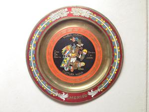 plato decorativo en bronce con pinturas de la cultura maya