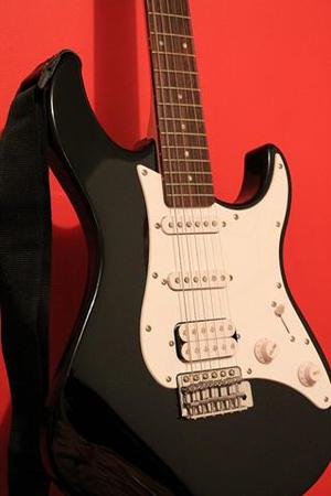 Guitarra eléctrica Yamaha con amplificador