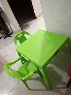 Mesa infantil y dos sillas