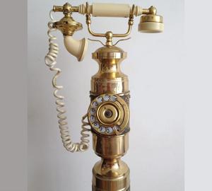 Hermoso teléfono antigüo en bronce y labrado